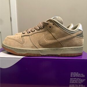 Nike Men's Tan Suede Sneakers. Nike SB DUNKS